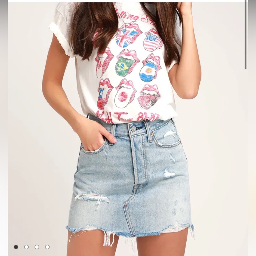 Levi’s Deconstructed Light Wash Distressed Denim Mini Skirt Size 26